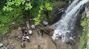 Rize’de kaymakam şelaledeki kirliliğe bizzat müdahale etti