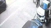 Esenyurt’ta motosiklet kazası yoldan geçen kadını hastanelik etti