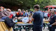 Yalova'da 30 metrelik vadiye uçan motosikletliyi ekipler kurtardı