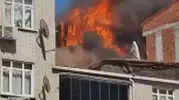 Sultangazi'de çatı yangını yedi binayı birden sardı