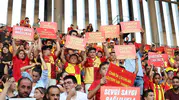 Karnesini alan İzmirliler Göztepe standına koşuyor