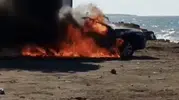 Eyüpsultan sahilinde park halindeki araç küle döndü