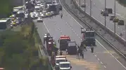 Eyüpsultan yolunda temizlik kamyonuna çarpan minibüsteki 6 kişi yaralandı