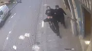 Zeytinburnu'nda eve giren hırsızlar kaçamadan yakalandı