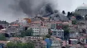 Fatih’te binada başlayan yangın sokağa taştı