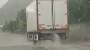 Sivrihisar’da aniden bastıran yağış trafiği kilitledi