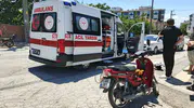 Bafra’da ani fren yapan motosikletli otomobile çarptı