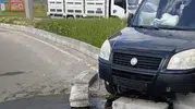 Bolu’da sürücünün kontrolünü kaybettiği araç refüje çarparak durabildi