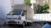 Kağıthane'de kontrolden çıkan kamyonet çatının üzerine uçtu