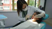 Süt dişlerini ihmal etmek çocuğunuzun okul başarısını düşürüyor