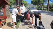 Edremitli öğrenciler kampüslerini temizlemek için sahaya indi
