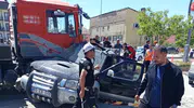 Yüksekova'da kavşak kazası Ticari araç vinçle çarpıştı
