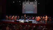 Sahnedeki öğretmenler Yeşilçam rüzgarı estirdi