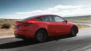 Tesla eski araçlara yeni sürüş yetenekleri getiren güncellemeyi başlattı