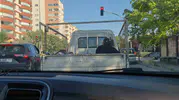 Eskişehir trafiğinde kamyonet kasasında can pazarı