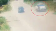 İnegöl yolunda tehlikeli sollama Motosikletli genç ağır yaralandı