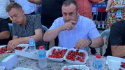 Manisa’da kiraz yeme yarışmasında nefes kesen final