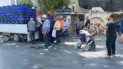 Antalya'da çiftçiden vatandaşa 4 tonluk domates ikramı