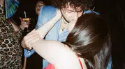 Selena Gomez ve eşi Benny Blanco'nun restorandaki samimi pozu gündem oldu