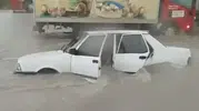 Denizli'yi vuran sağanak trafik felç etti