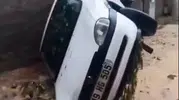 Niğde'de aniden bastıran sağanak üç aracı yuttu