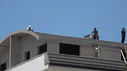 Alanya'da yürekleri ağza getiren çatı mesaisi