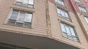 Siirt'te apartman cephesi park halindeki aracın üzerine çöktü