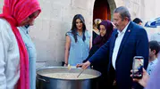 Darende’nin tarihi çarşısında aşure kazanı dostluk için kaynadı