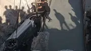 Gaziantep'te lüks otomobil köprü inşaatının çukuruna uçtu