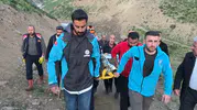 Yüksekova dağlarında mahsur kalan köylüyü ekipler kurtardı