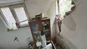 Karabükte yamaçtan kopan kayalar evi kullanılamaz hale getirdi