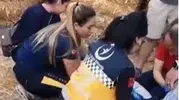 Aydın’da bir tonluk saman balyası yoldaki vatandaşın üzerine devrildi
