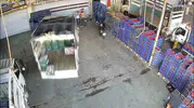 Adana hal kompleksinde kontrolden çıkan kamyonet dehşet saçtı