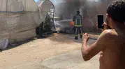 Kumluca’da park halindeki araç alevlere teslim oldu