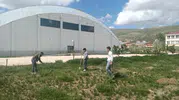 Bayburtlu gençler okul bahçesini ormana dönüştürdü