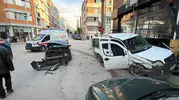Eskişehir’de kontrolden çıkan araç dükkan duvarına çarptı