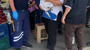 Pazarda bebek arabasında oturan çocuğa yorgun mermi isabet etti