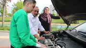 Sıfır alınan araç kelebek hastası çocuklu aileyi yolda bıraktı