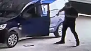 Hatay'da park halindeki aracın içine gizlenen yılan sürücüyü korkuttu