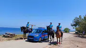 Kuşadası Milli Parkı'nda atlı jandarmalar devriye geziyor