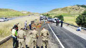 Silvan yolunda sebze saçılan kaza trafiği durdurdu