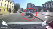 Batman'da akaryakıt istasyonu yolunda motosikletli kaza yaptı