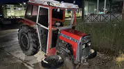 Samsun’da kontrolden çıkan traktör kaldırıma daldı