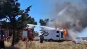 Enez sahilinde park halindeki iki karavan küle döndü