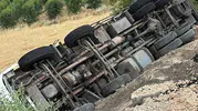 Adıyaman'da arpa yüklü kamyon şarampole yuvarlandı