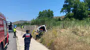 Bilecik yolunda kaza sürücüyü araçta sıkıştırdı