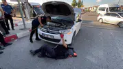 Malatya’da otomobilin motoruna sıkışan kediye itfaiye müdahalesi