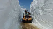 Temmuz kapıda ama Hakkari’de karla mücadele bitmiyor