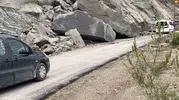 Ayancık yolunda heyelan tehlikesi trafiği kesti