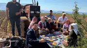 Tavas Belediye Başkanı tütün tarlasında mesaiye ortak oldu
